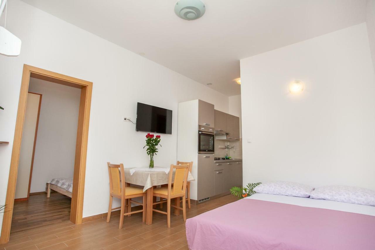 Ap Punta Next To Sandy Beach, Apartment With Garden Omiš Zewnętrze zdjęcie