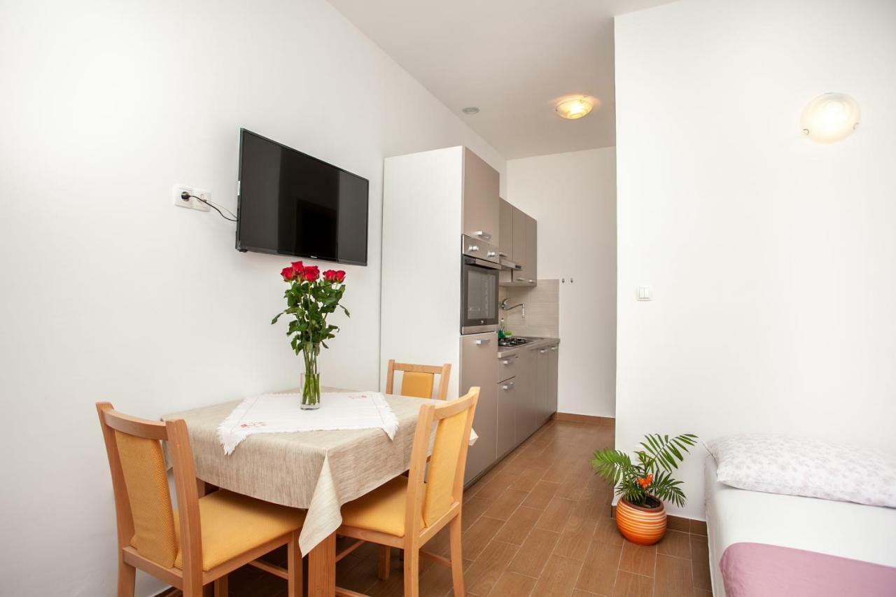 Ap Punta Next To Sandy Beach, Apartment With Garden Omiš Zewnętrze zdjęcie