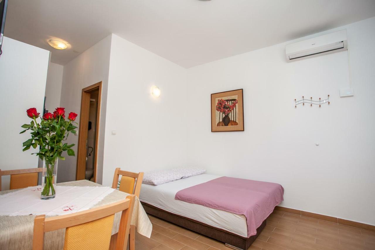 Ap Punta Next To Sandy Beach, Apartment With Garden Omiš Zewnętrze zdjęcie