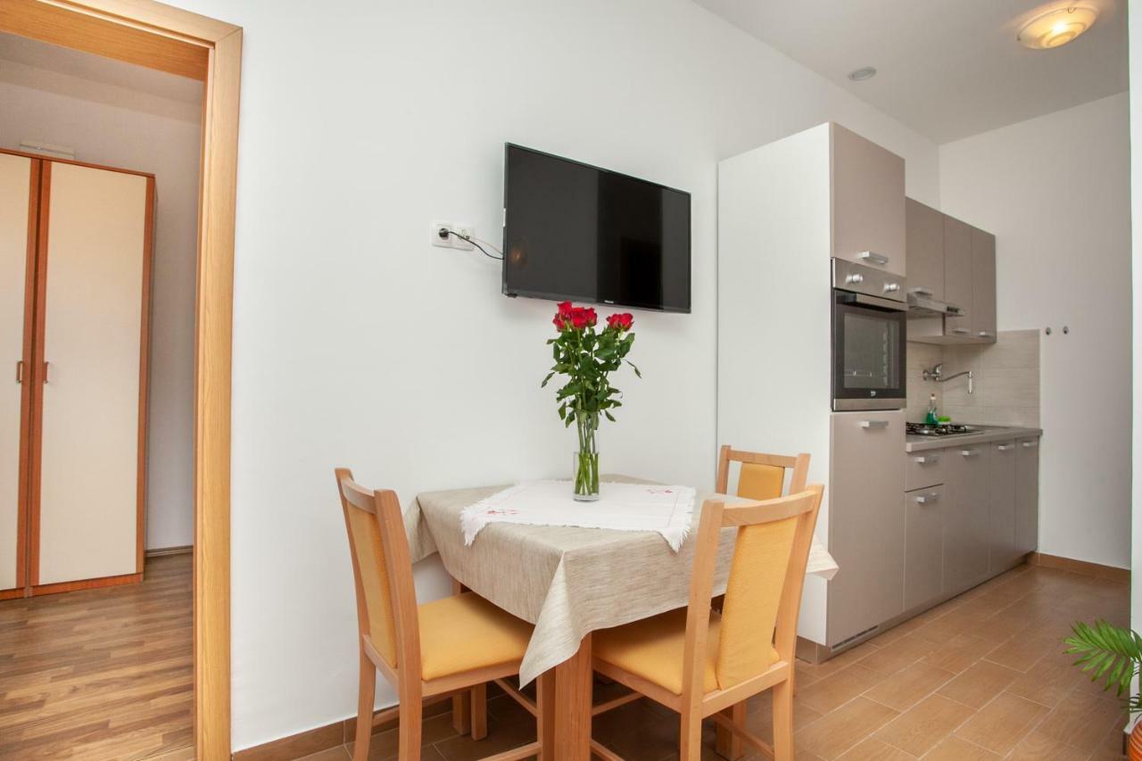 Ap Punta Next To Sandy Beach, Apartment With Garden Omiš Zewnętrze zdjęcie
