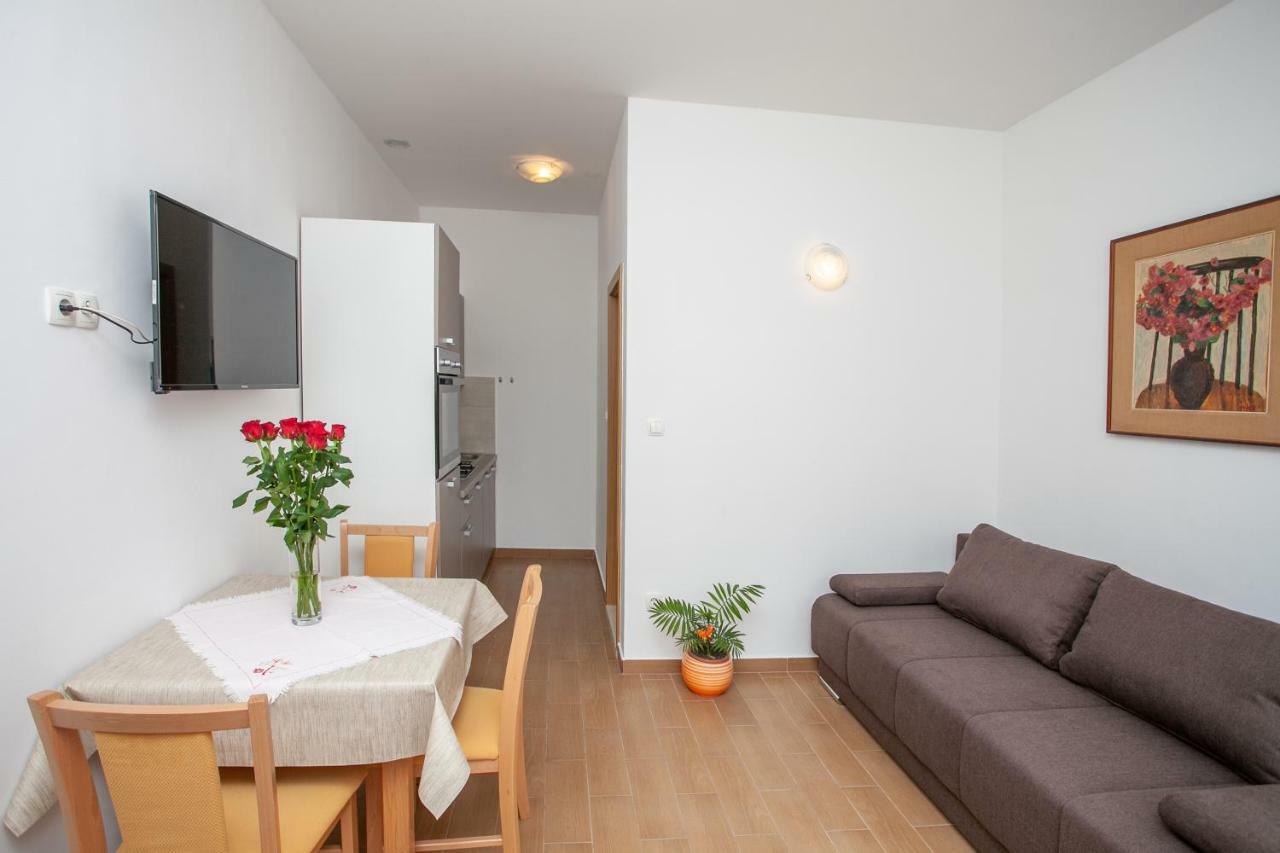 Ap Punta Next To Sandy Beach, Apartment With Garden Omiš Zewnętrze zdjęcie